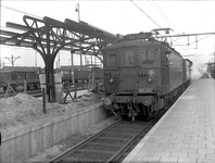 806660 Afbeelding van de door de N.S. gehuurde electrische locomotief BB 322 (serie BB 300) van de S.N.C.F. met een ...
